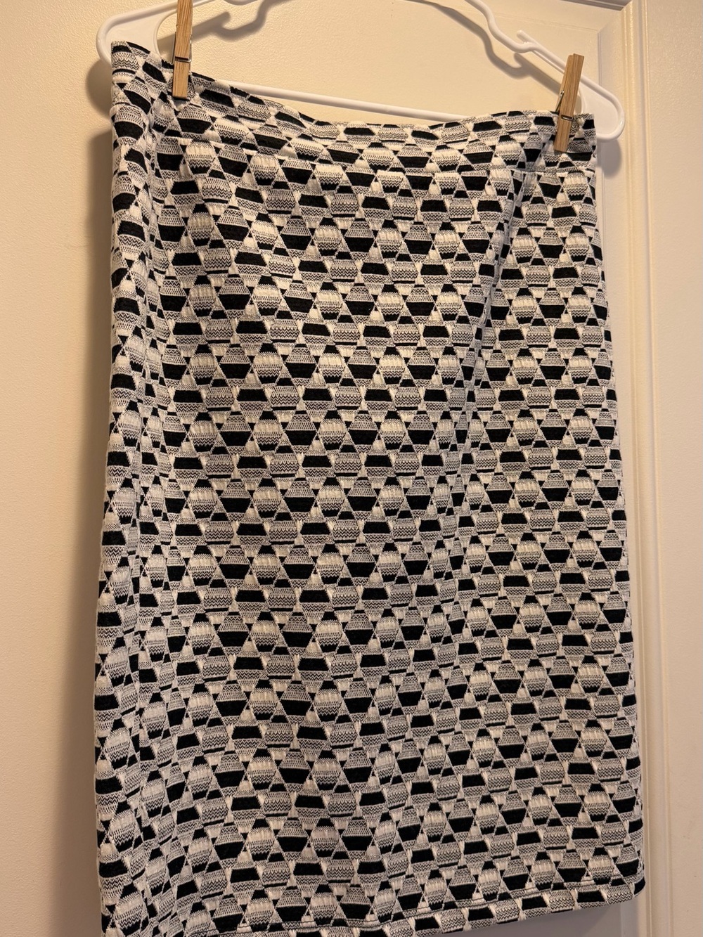 Gilli Black & White Geometric Knit Pencil Skirt